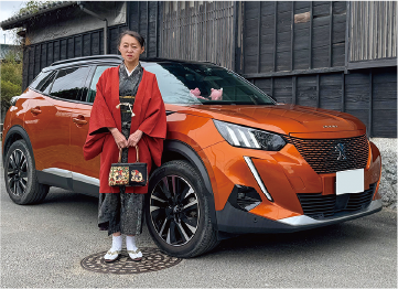 オーナーの近藤千鶴さんとPEUGEOT e2008(オートプラネット名古屋)